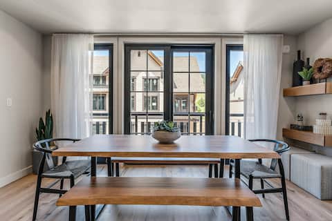 Captivating Condo| Fireplace and Balcony