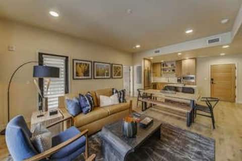 Classic Condo| Fireplace and Balcony