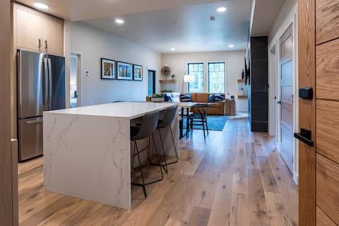 Cozy Condo| Fireplace|Balcony with Mountain View