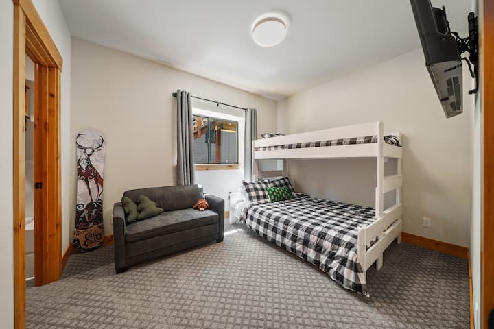 Basement Kids/bunk room with pull out couch