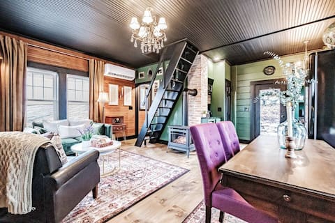 Stunning Library Tiny Home *Private Hot Tub*King B