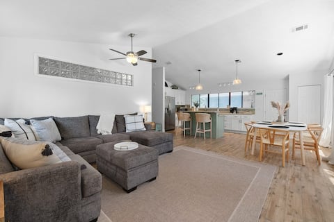 Sandpiper Cottage- Walk to Beach and Pier!