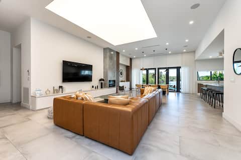 Top performing Airbnb: Modern Ultra Luxury Waterfront Pad Near the Beach in Ojus