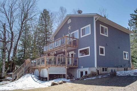 5BR Stunning Waterfront Cottage w/AC & Pool Table!