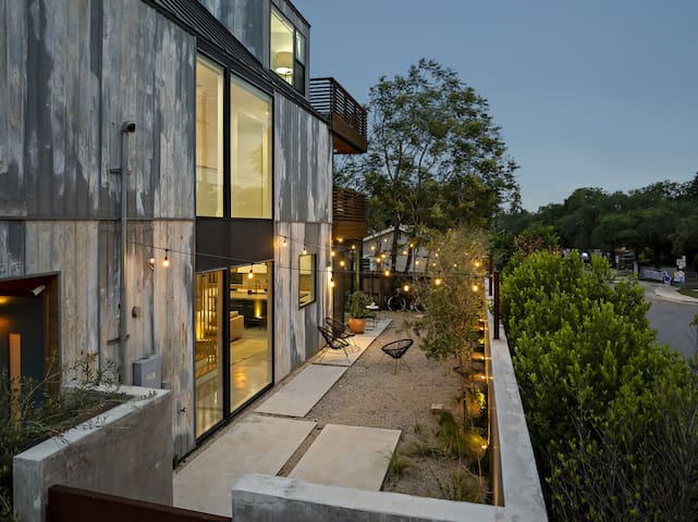 Rooftop Deck, DT City Views, Modern Eastside Oasis