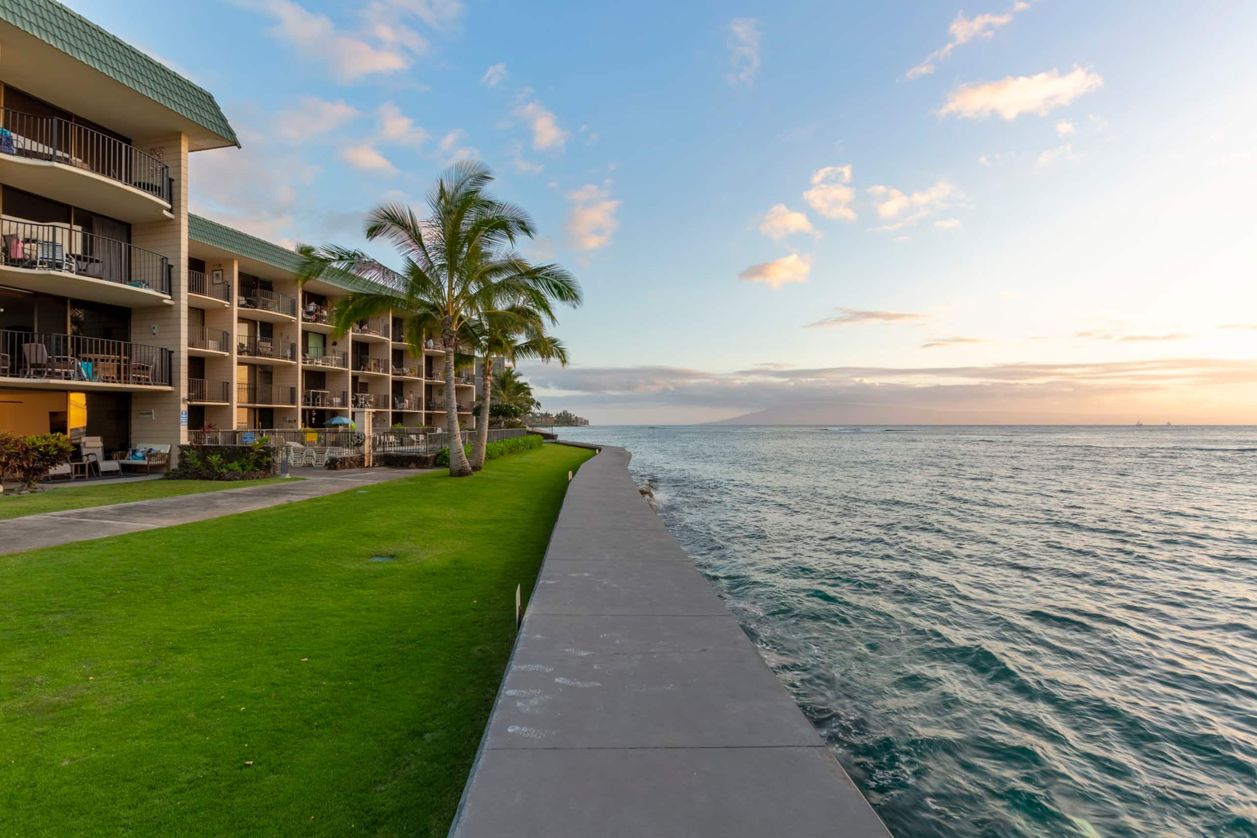 Condo in Lahaina · ★4.94 · 1 bedroom · 2 beds · 1 private bath - Image 40