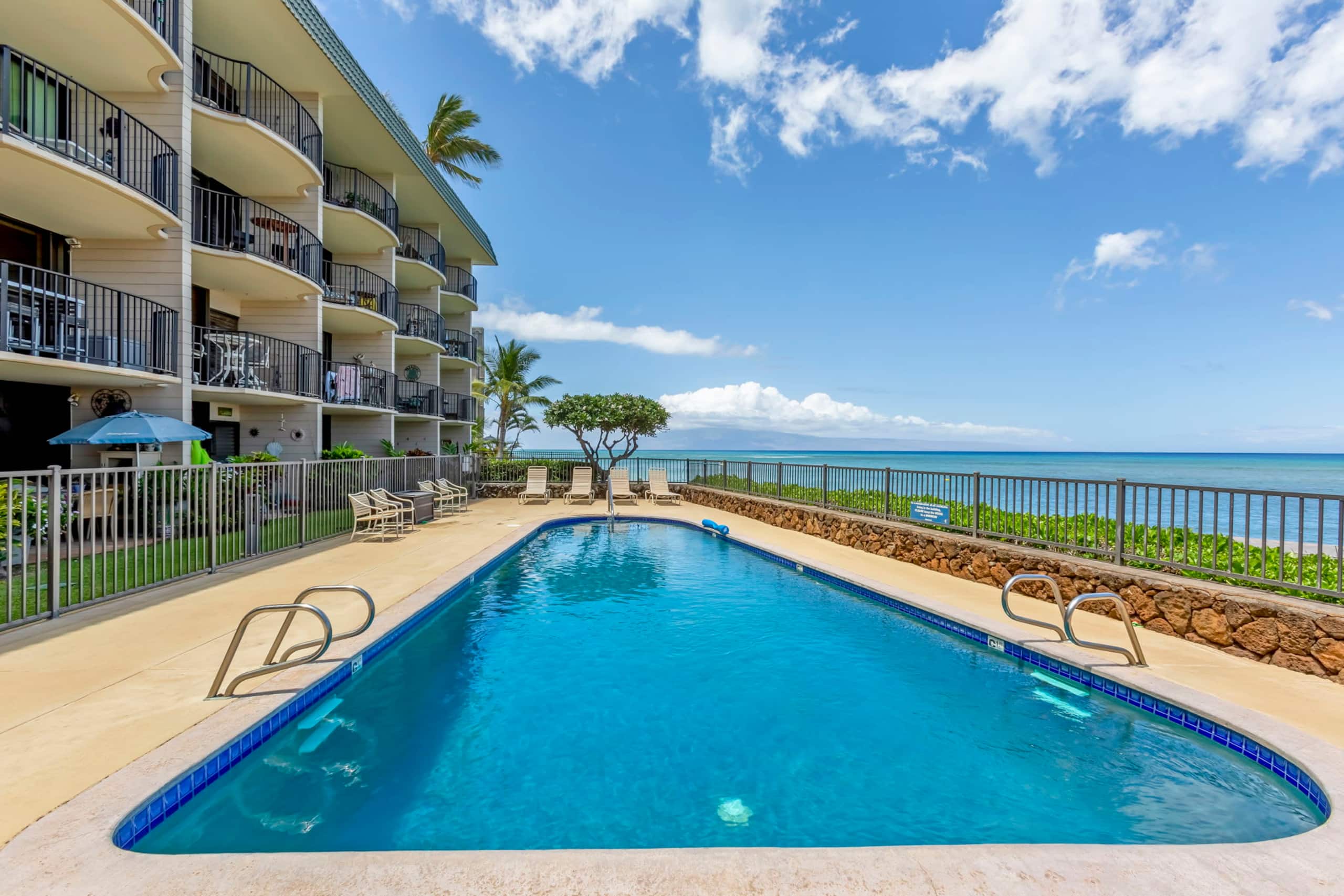 Condo in Lahaina · ★4.94 · 1 bedroom · 2 beds · 1 private bath - Image 42