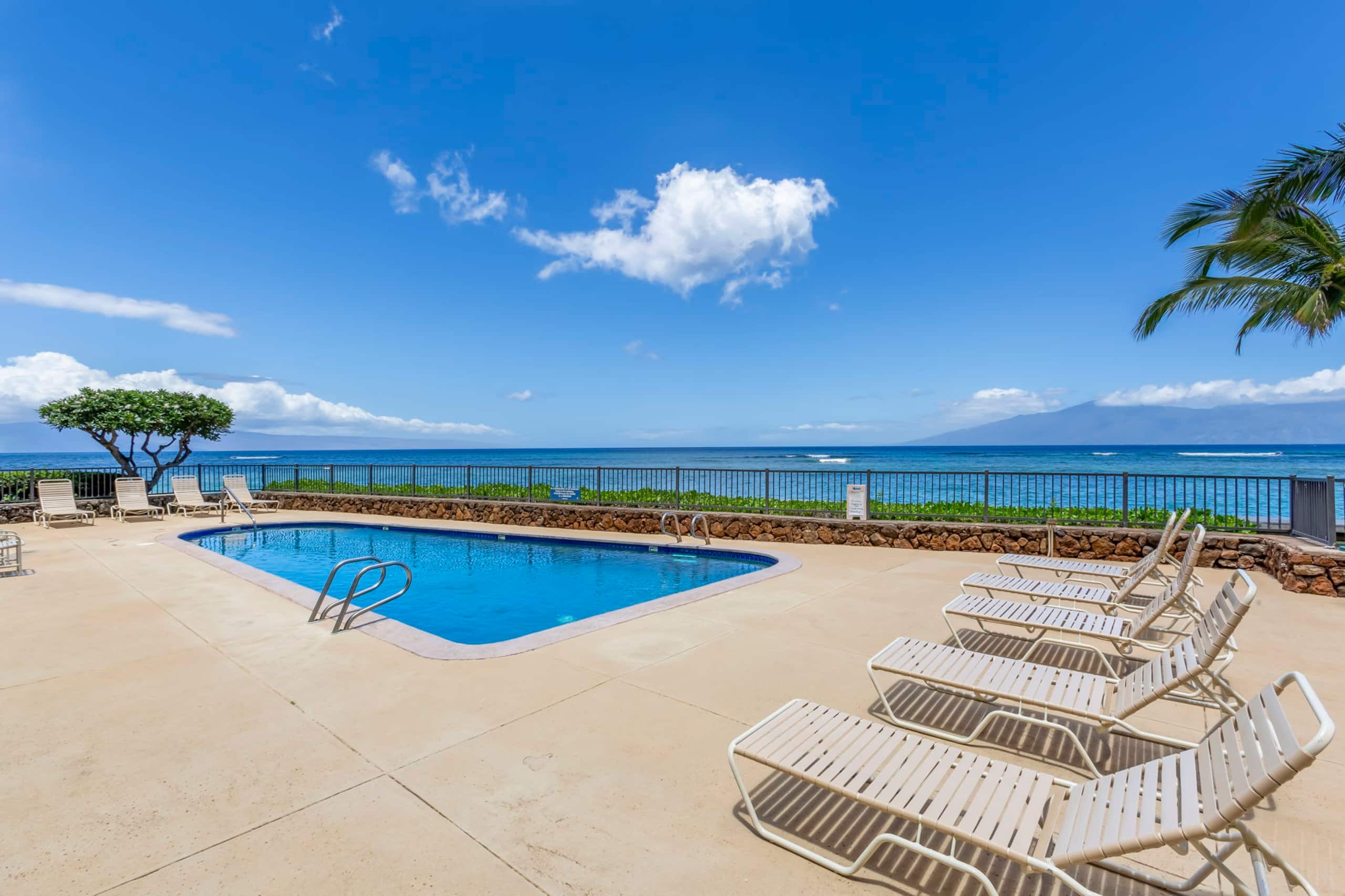Condo in Lahaina · ★4.94 · 1 bedroom · 2 beds · 1 private bath - Image 43