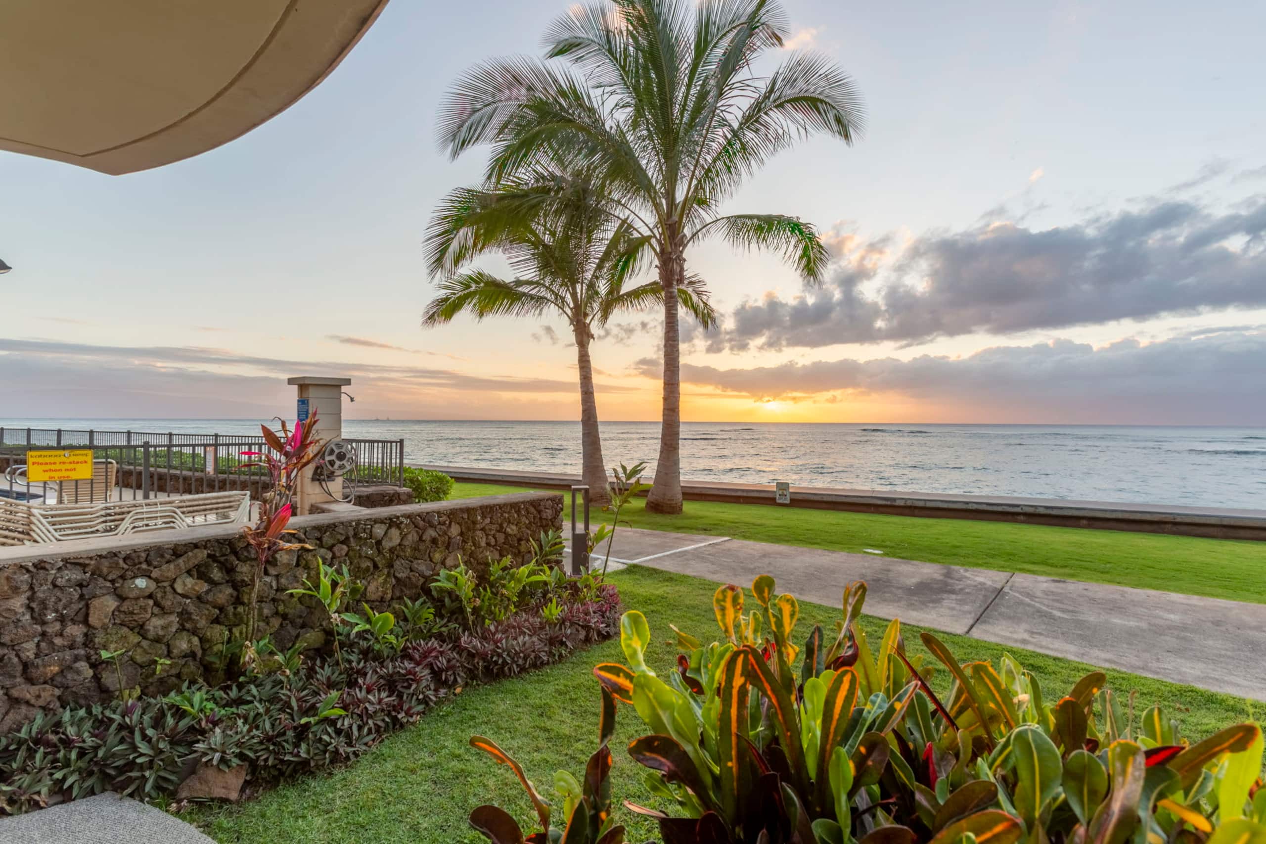 Condo in Lahaina · ★4.94 · 1 bedroom · 2 beds · 1 private bath - Image 53