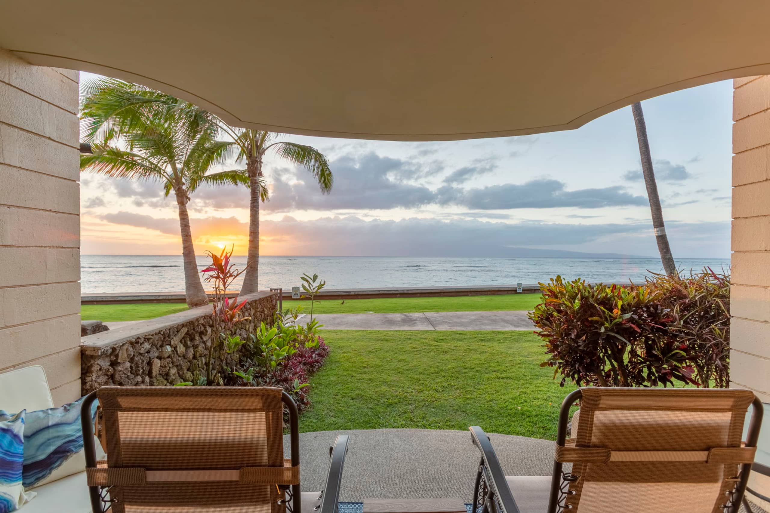 Condo in Lahaina · ★4.94 · 1 bedroom · 2 beds · 1 private bath - Image 24