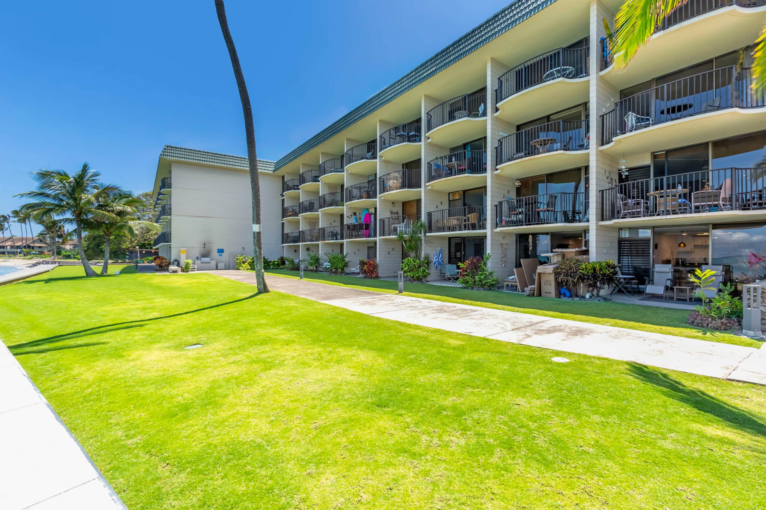 Condo in Lahaina · ★4.94 · 1 bedroom · 2 beds · 1 private bath - Image 35