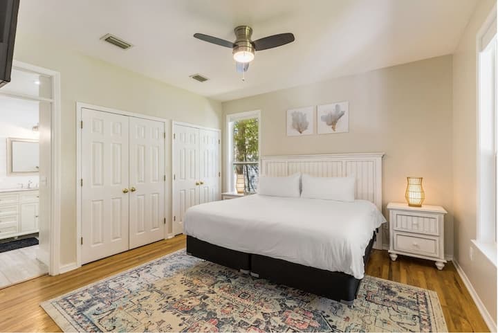 تحتوي غرفة النوم الأساسية على سرير كبير وتلفزيون ذكي وحمام داخلي