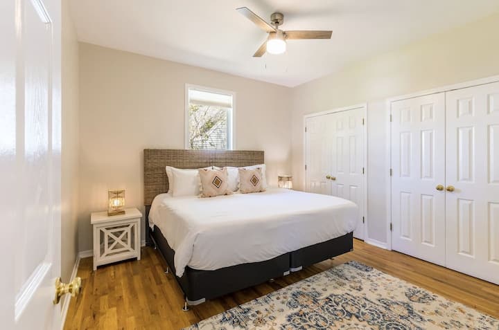 تحتوي غرفة النوم الثالثة على سرير كينج وتلفزيون ذكي