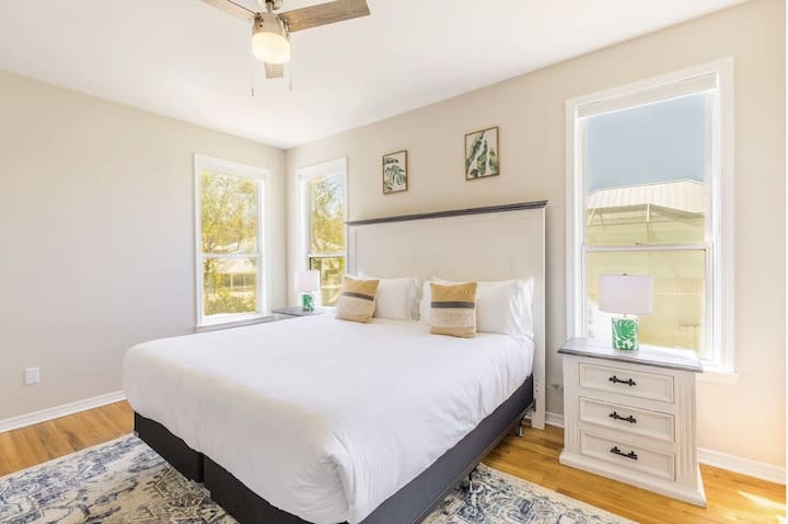 تحتوي غرفة النوم الثانية على سرير كينج وتلفزيون ذكي