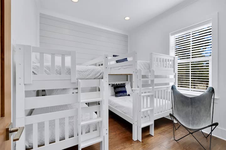 2° piano - Camera a castello con 2 letti matrimoniali e 2 letti singoli (6 posti letto) con Smart TV 4K e bagno privato