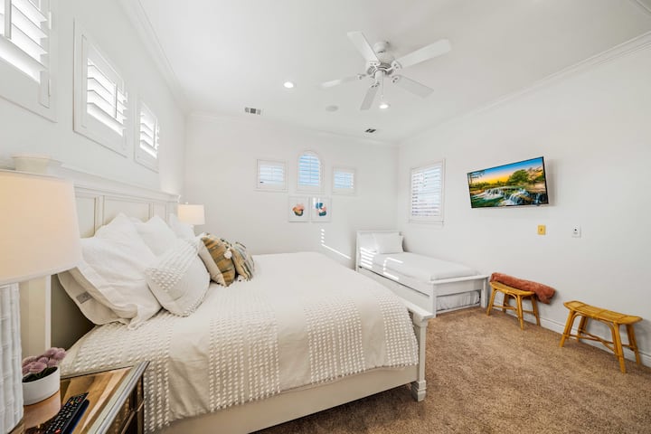 ห้องนอน 5: เตียงคิงไซส์และเตียงแฝดพร้อม Trundle (นอนได้สูงสุด 4 คน)