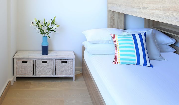 Segundo dormitorio con literas: doble en la parte inferior e individual en la parte superior