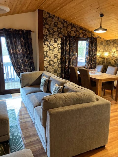 Yorkshire lodge with hot tub & peaceful views