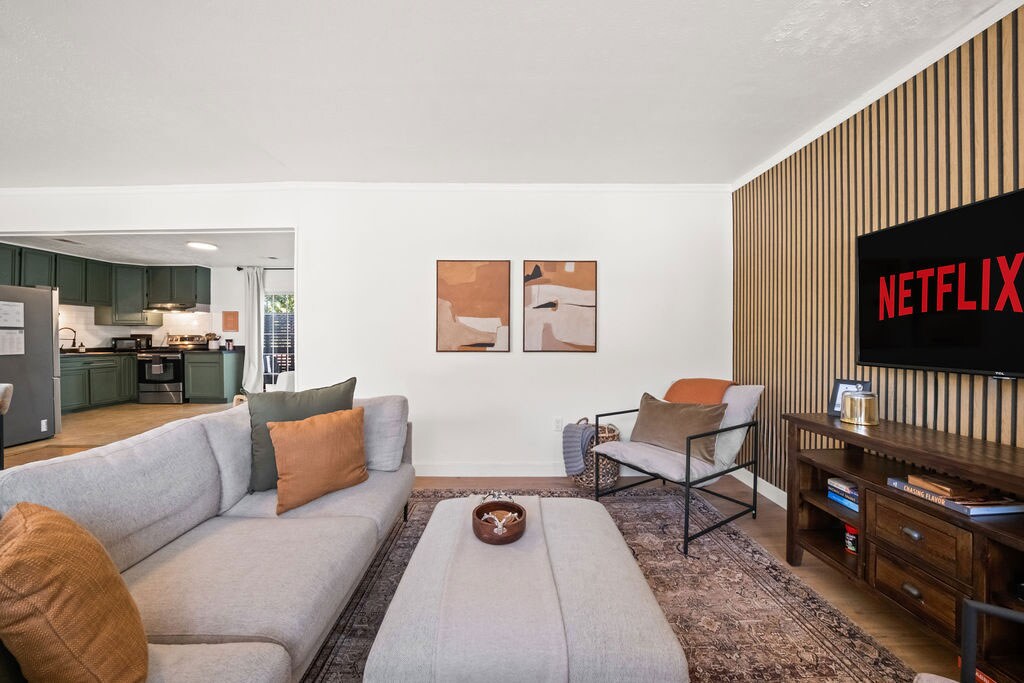 הסלון משלב סגנון מודרני עם נוחות, עם נטפליקס ומשחקי קופסה ללילות רגועים.