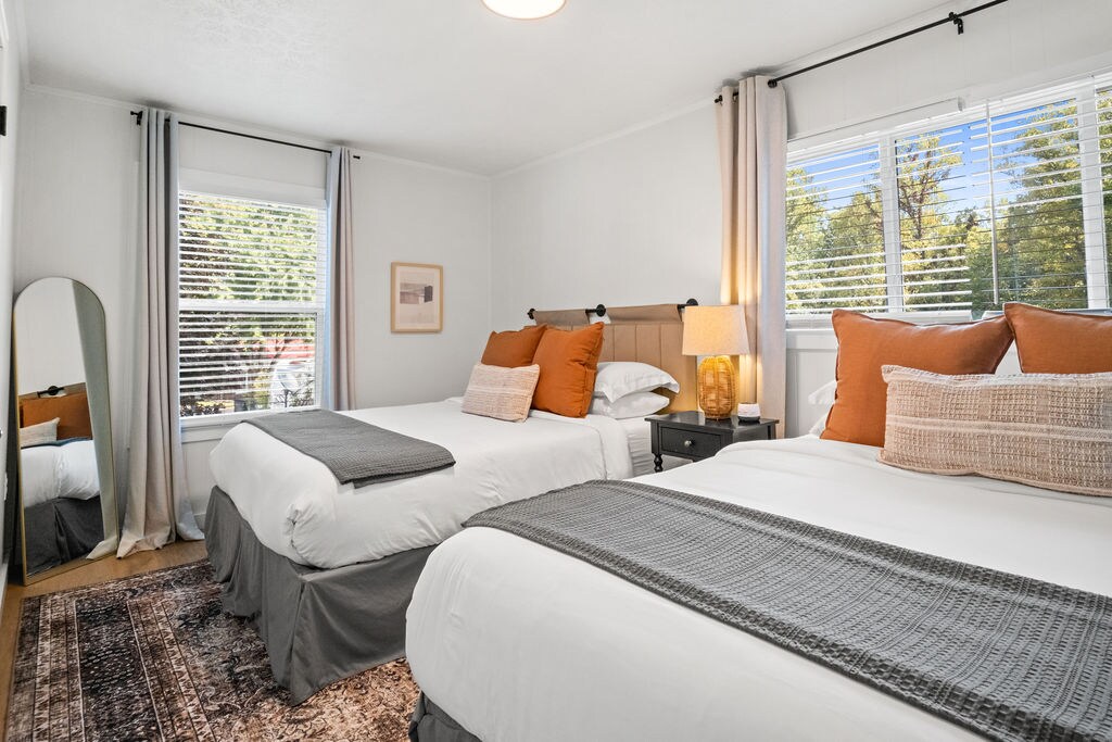 שתי מיטות נעימות והרבה אור טבעי הופכים את החדר הזה למושלם למשפחות, ילדים או חברים שחולקים חופשה מהנה.