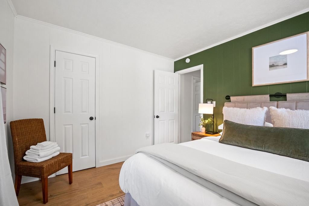 חדר שינה נעים עם מיטת קווין-סייז, המיועד למנוחה ורגיעה, עם מצעים רכים ונגיעות מרגיעות שיעזרו לכם להירגע.