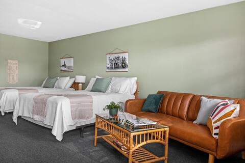 Motel Bear Lake | 2 Queen Beds, Couch & 2 Sinks