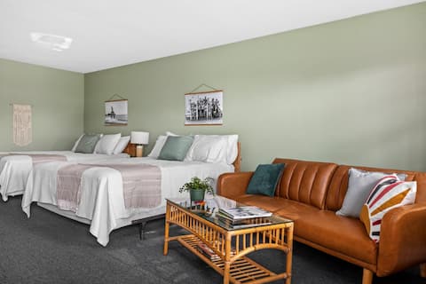 Motel Bear Lake | 2 Queen Beds, Couch & 2 Sinks