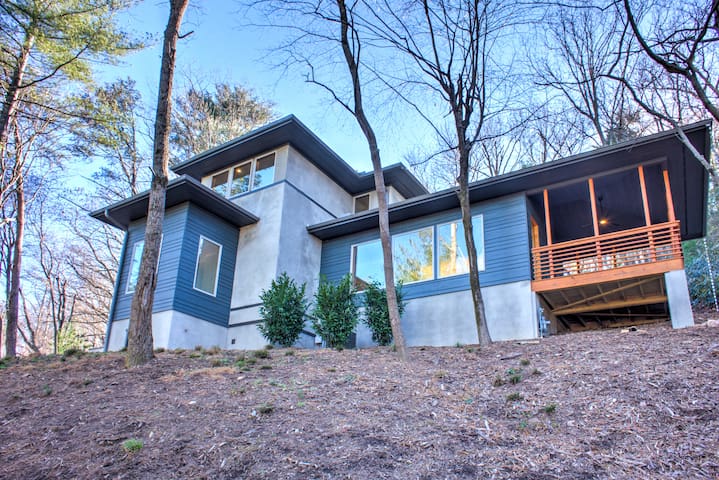 Modern Escape Near Biltmore + Discovery Pass