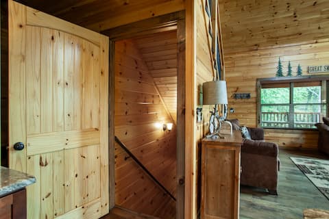 Top Airbnb: Rustic Luxe Cabin w/ Hot Tub, Theater & Game Room in Pigeon Forge