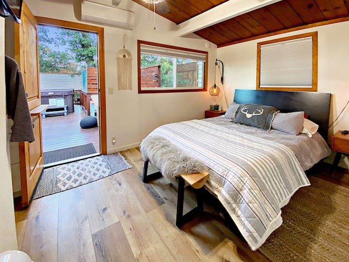 Enjoy a luxurious night's sleep and awake feeling refreshed with this Queen Bed equipped with a Tempur-Pedic Hybrid mattress! Spring into the best sleep of your life, today!