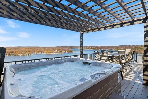 Amazing Sunset Lake Views, Huge Deck & Hot Tub!