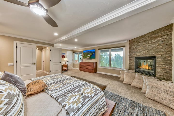 Bidhaa mpya iliyorekebishwa na designer mlima juu ya mapumziko na maoni ya mlima inapatikana,  kikamilifu samani katika Stateline,  Nevada.