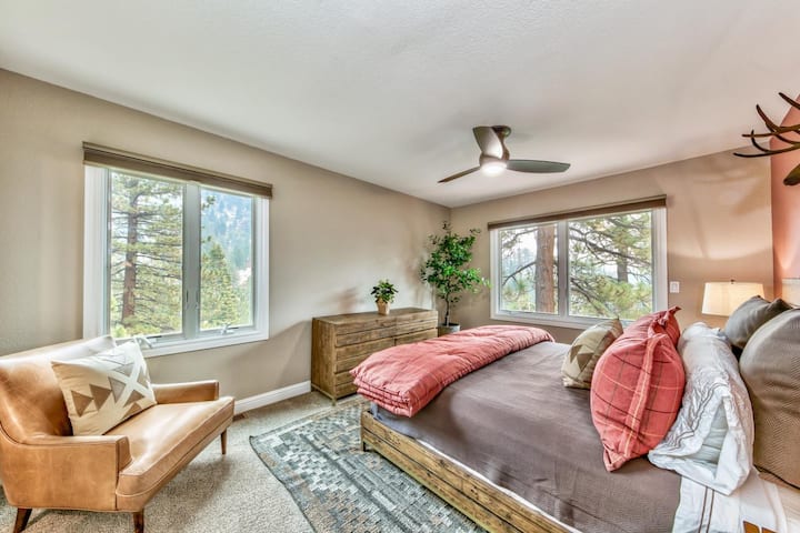 Brand mpya remodeled na designer mlima juu ya mafungo na maoni ya mlima inapatikana kwa siku 30 kiwango cha chini kukodisha, samani kikamilifu katika Stateline,  Nevada.