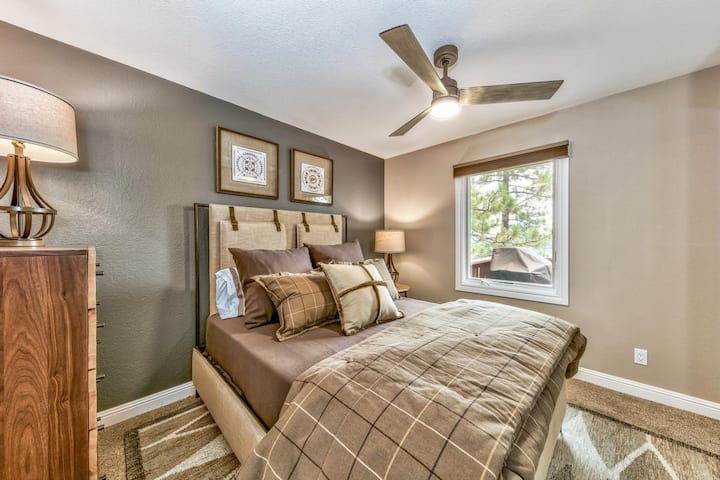 Brand mpya remodeled na designer mlima juu ya mafungo na maoni ya mlima inapatikana kwa siku 30 kiwango cha chini kukodisha, samani kikamilifu katika Stateline,  Nevada.