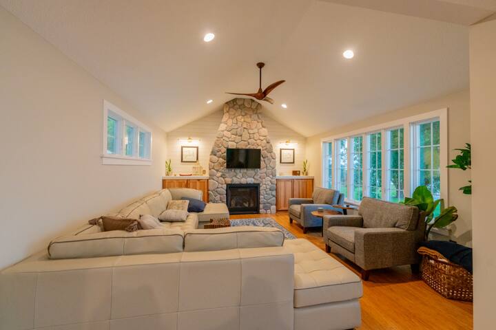 Enjoy autumn @ the Lake Cottage- 2 fireplaces! gallery image 2