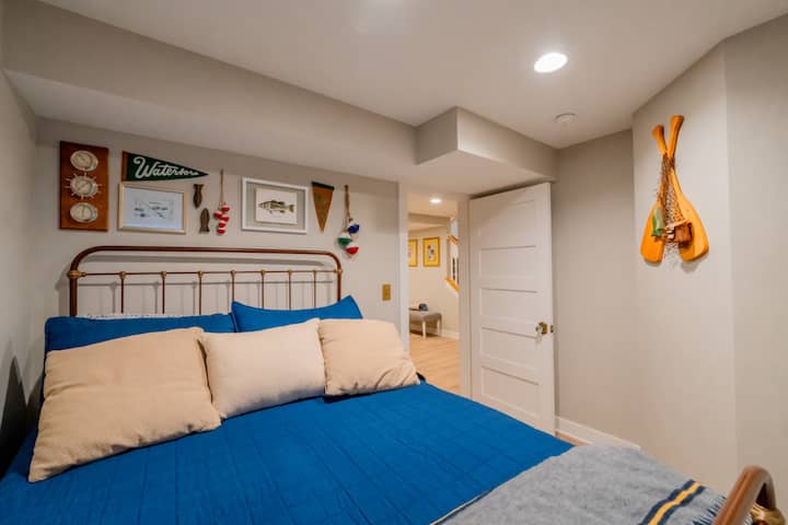 **საზღვაო ხიბლი აკმაყოფილებს მყუდრო კომფორტს ამ ტბისპირა სახლის საძინებელში. ⚓**