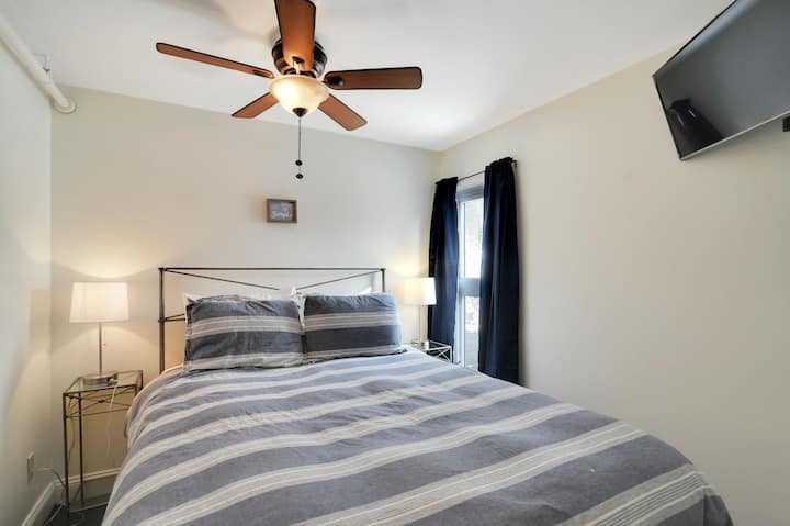 غرفة نوم رئيسية مع حمام داخلي