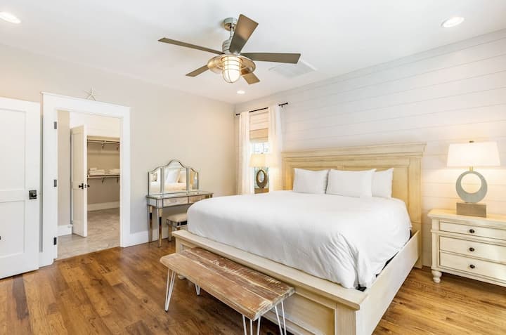 Rymligt primärt sovrum på första våningen med dubbelsäng, smart TV, utsikt över poolen och eget badrum