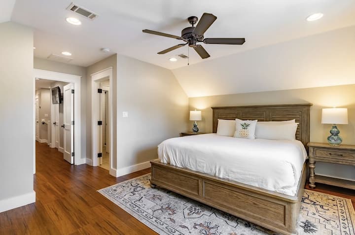 Sovrum 3 På övervåningen med dubbelsäng, smart-TV, ansluten till stort badrum på övervåningen