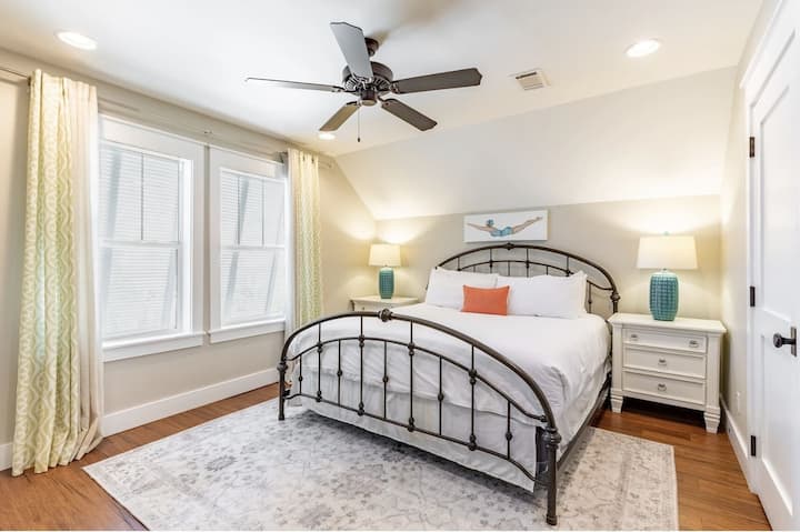 Sovrum 4 på övervåningen med dubbelsäng och smart-TV