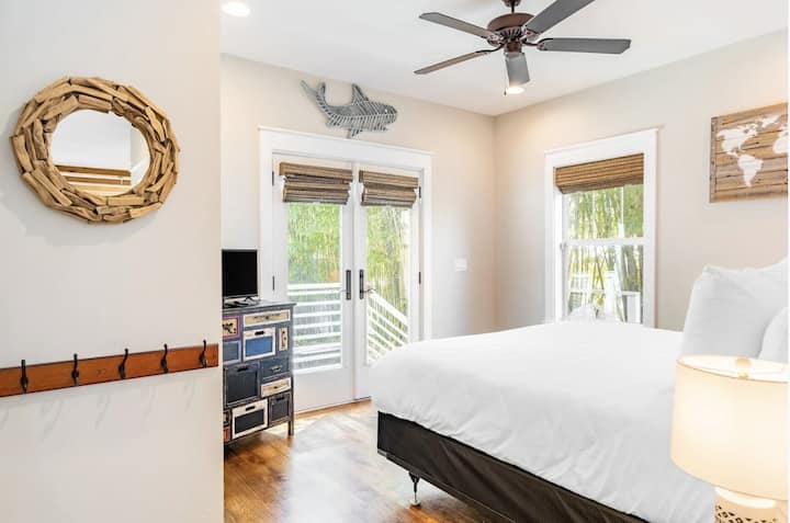 Sovrum 2 på första våningen med dubbelsäng, Smart TV och utsikt över poolen