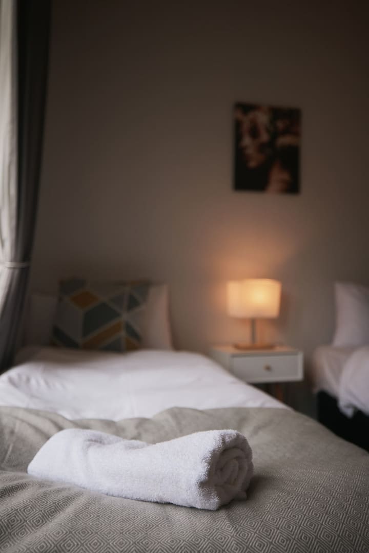 Svijetla i udobna soba s udobnim krevetom i uredno složenim ručnicima.
Meke zavjese stvaraju ugođaj topline i privatnosti.
