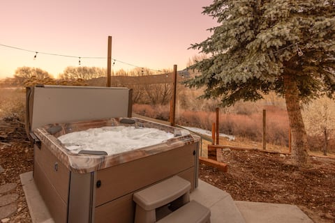 20 Minutes to Monarch with Hot Tub and Game Room