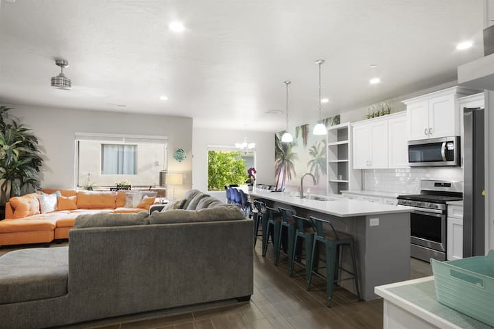 ไซออนทาวน์โฮม - ห้องนั่งเล่นและห้องครัวแบบเปิด