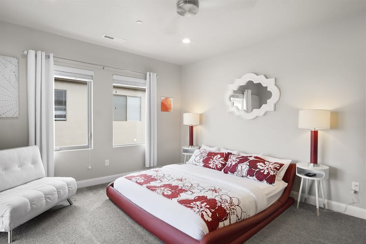 ไซออนทาวน์โฮม - ยูงห้องนอนชั้นบนพร้อมเตียงคิงไซส์