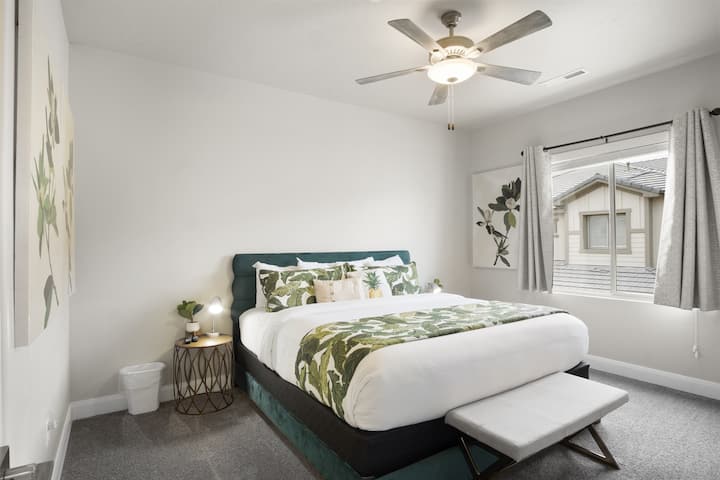 ไซออนทาวน์โฮม - อัพห้องนอนชั้นบนพร้อมเตียงคิงไซส์