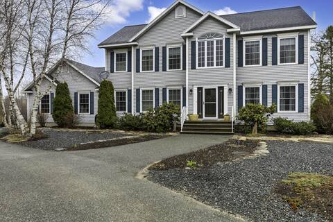 New! Millstream Manor-pondside & sleeps up to 14!