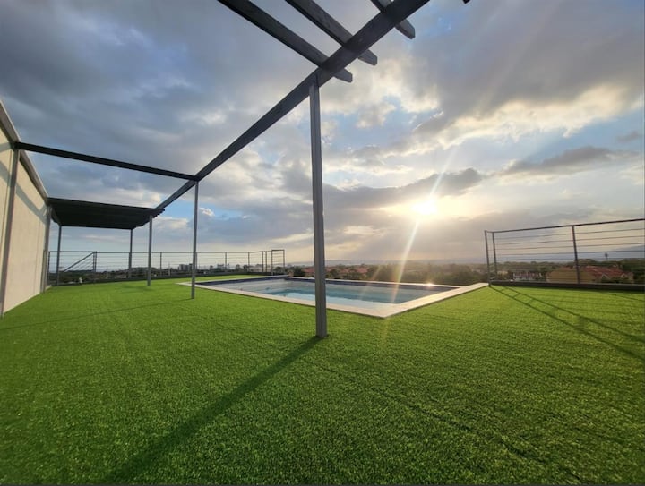 Gated, Secure & Spacious 3br Condo W/rooftop Pool - Kingston