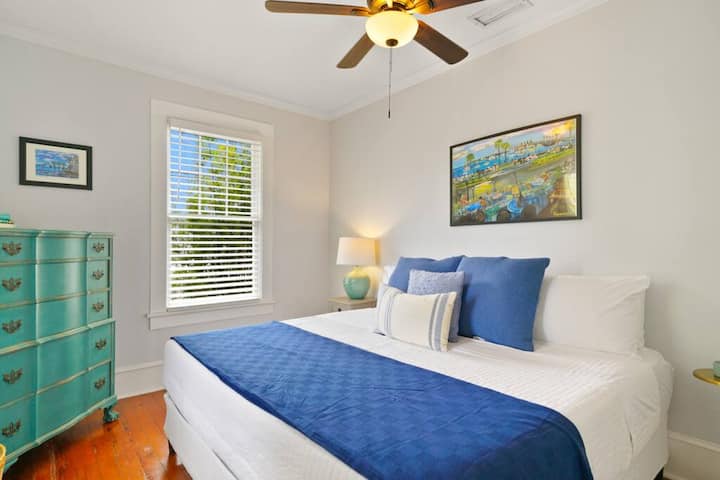 Chumba cha nne cha kulala cha wageni kilicho na kitanda aina ya king.