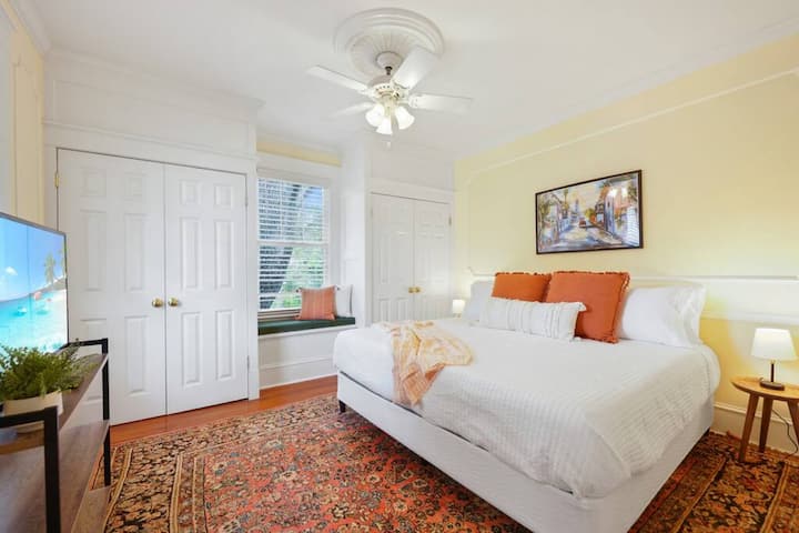 Chumba cha kifalme, chenye kiti cha dirisha.